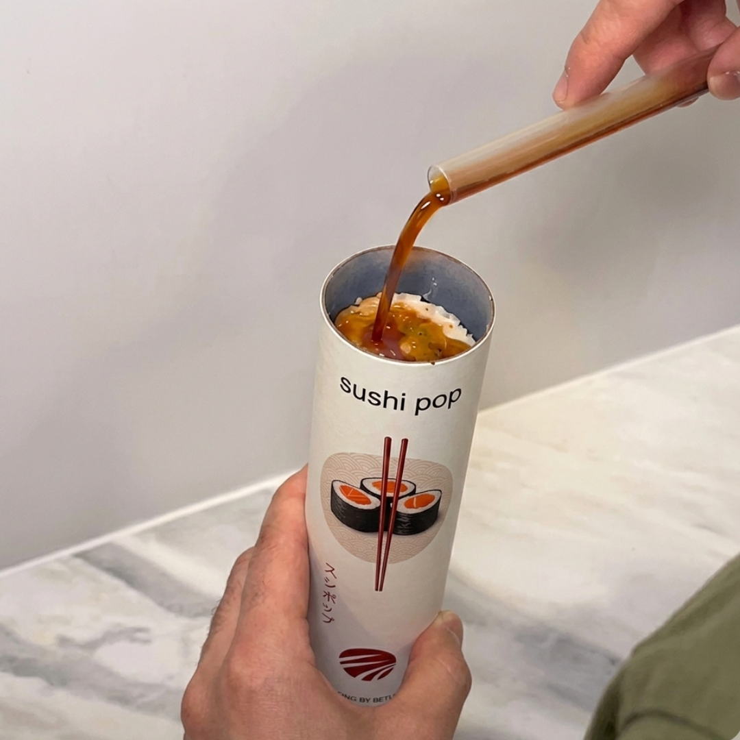 Sojasoße in Sushi Push-Up Verpackung gießen — kein Kleckern beim Takeaway